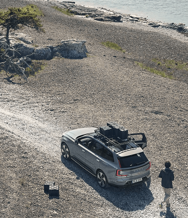 Vista aérea de um Volvo estacionado à beira-mar