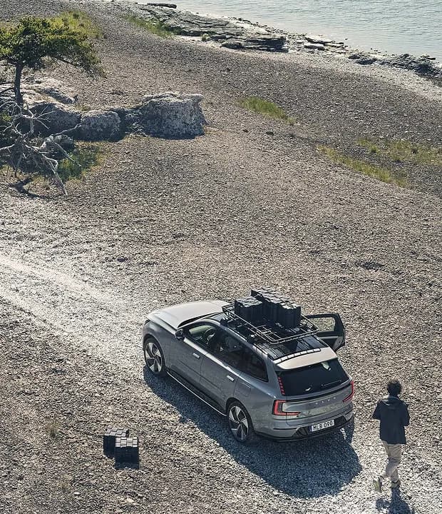 Vista aérea de um Volvo estacionado à beira-mar