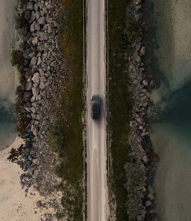 Volvo em ambiente natural representando eletrificação