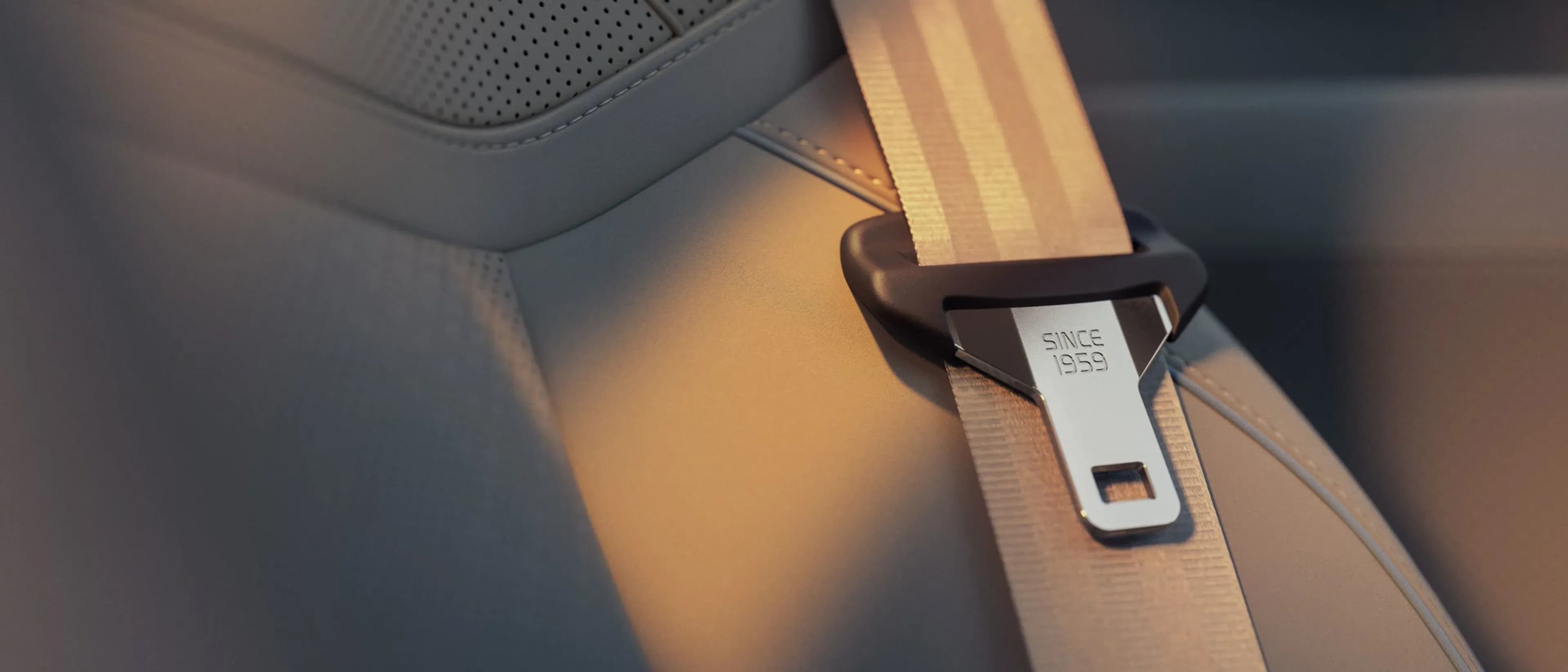 Detalhe do cinto de segurança de três pontos em um Volvo, com a inscrição Since 1959
