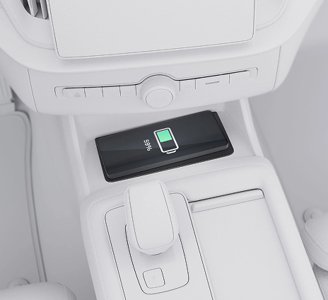 Detalhe do carregador sem fio e tomadas no interior do Volvo Detalhe do carregador sem fio e tomadas no interior do Volvo